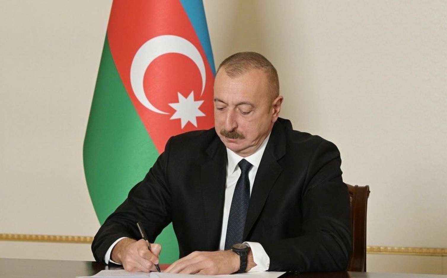 Dövlət işçilərinə maaş əlavələri və mükafatlar belə veriləcək - Prezidentdən Fərman