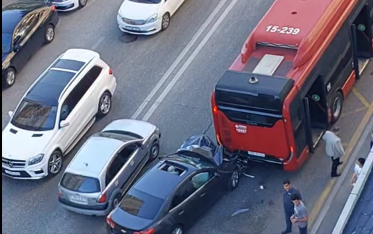 Yasamalda maşın sərnişin avtobusuna çırpıldı