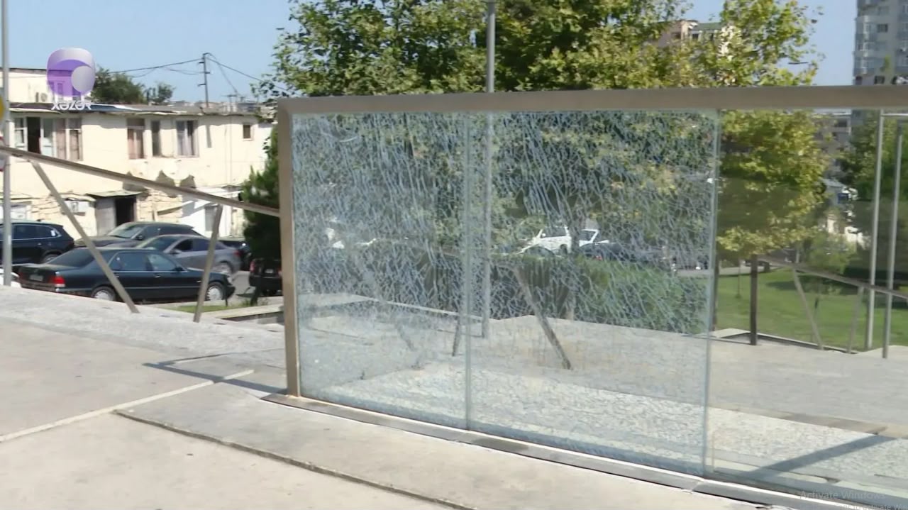 Bakıda parkda şüşə konstruksiyada yaranan çatlar insanlara təhlükədir? - VİDEO