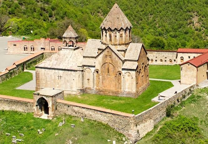 Daşlara həkk olunan tarix: Alban irsi üzərində mübarizə