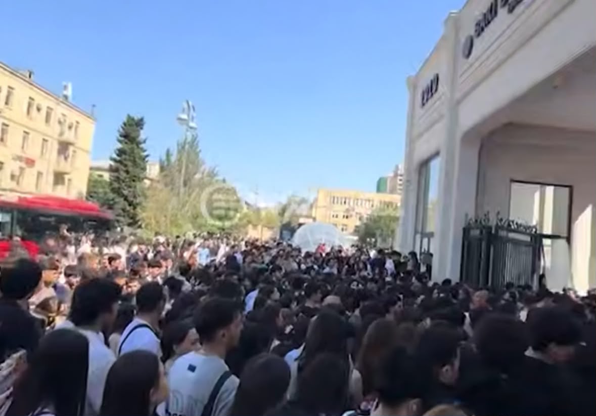 BDU-nun qarşısında tələbə sıxlığı – Universitetdən AÇIQLAMA