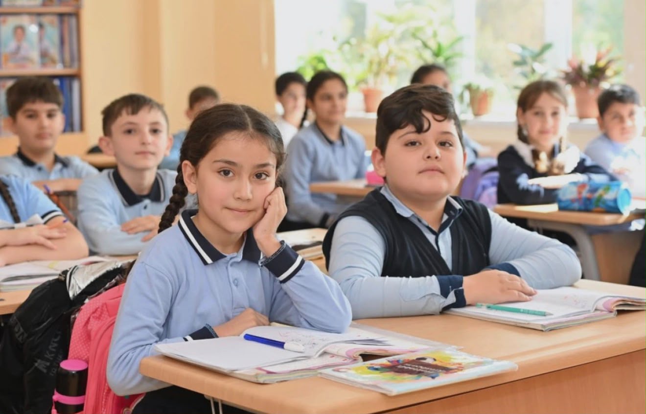 “Mən səndən yaxşı geyinmişəm” – Məktəblərdəki geyim fərqinin TƏSİRLƏRİ