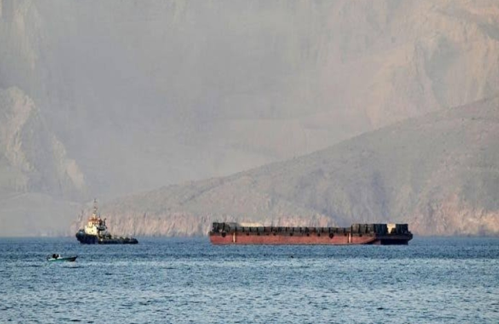 Hörmüz boğazından keçən gəmi vurulub, yaralılar var