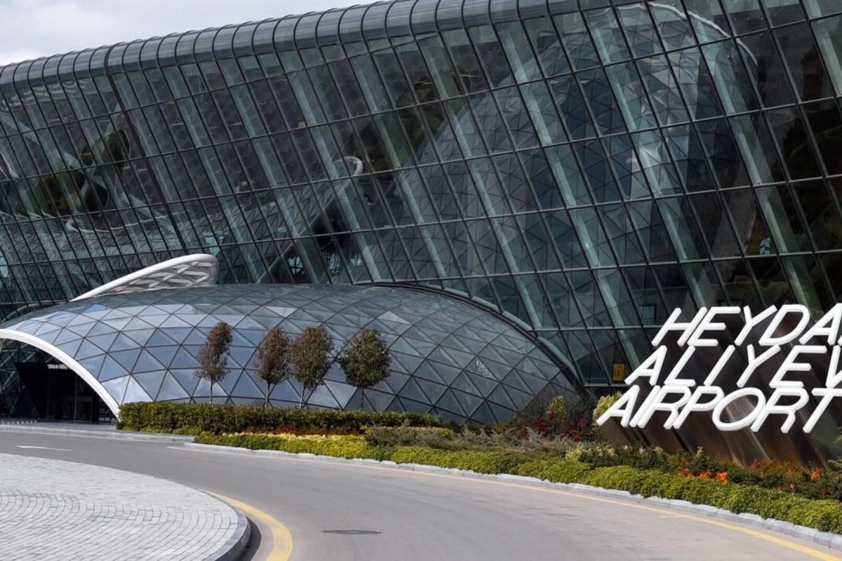 Aeroportda 20 min dollar tapdı, 3 minini dilənçilərə payladı