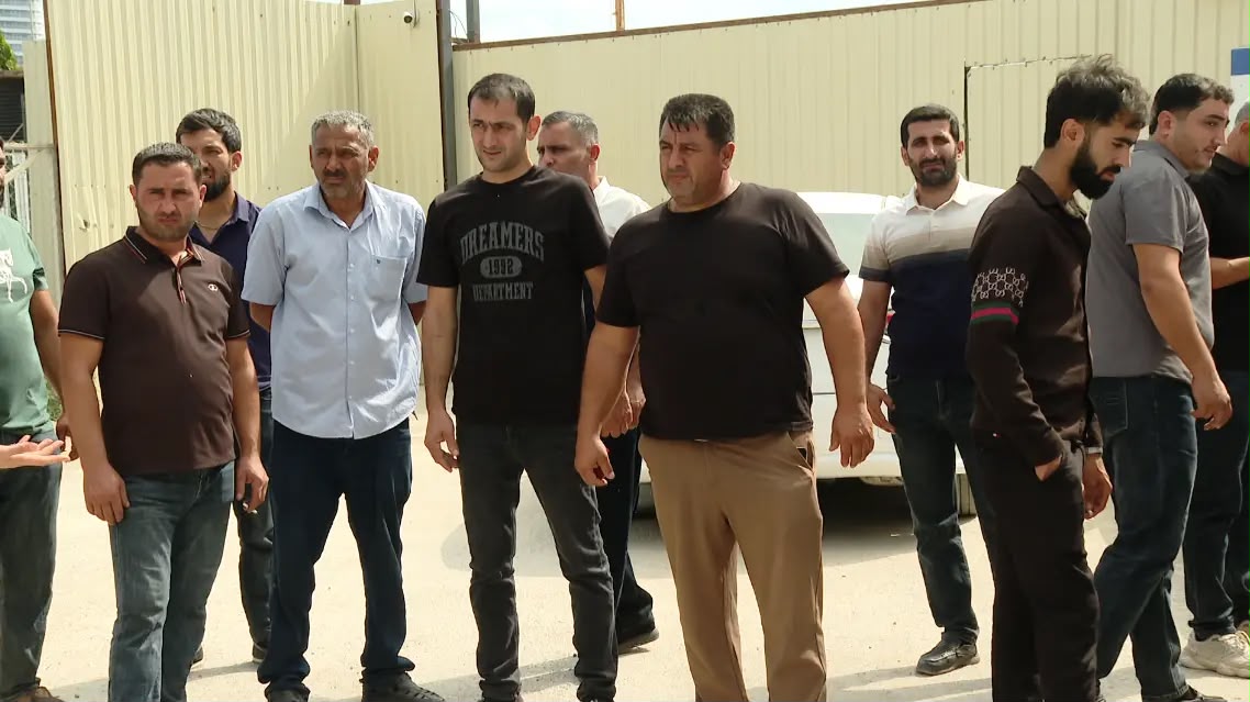 Bir qrup işçi tikinti şirkətindən maaşlarını ala bilmirlər - VİDEO