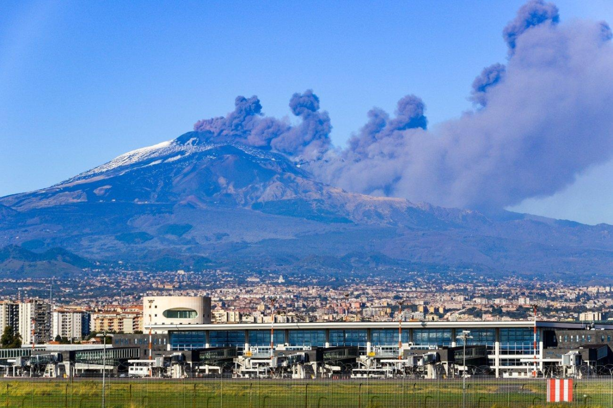 Etna vulkanının külü Kataniya hava limanında uçuşların dayandırılmasına səbəb olub