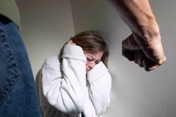 Bakıda kişi qızının evə taksi ilə gəldiyini görüb arvadını döydü