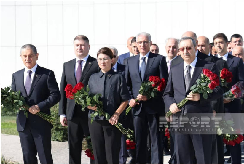 Dövlət və hökumət rəsmiləri Bakıdakı Zəfər parkında - FOTOLAR
