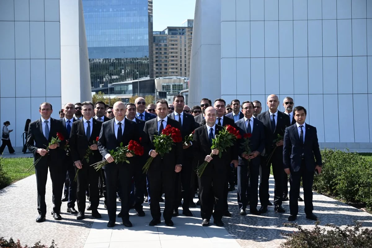 Azərbaycan XİN-in rəhbər heyəti Zəfər parkını ziyarət edib