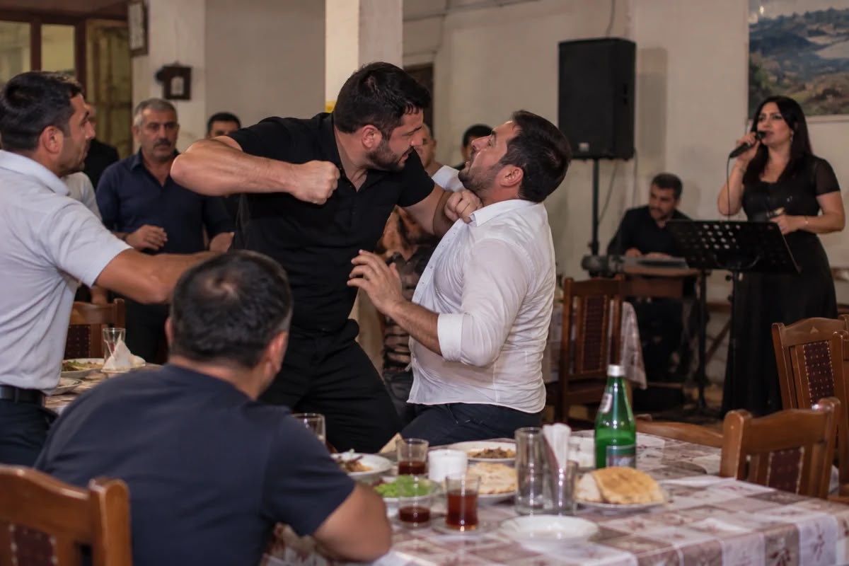 Bərdədə restoranda dava: Administrator müğənninin sevgilisini döydü - TƏFƏRRÜAT