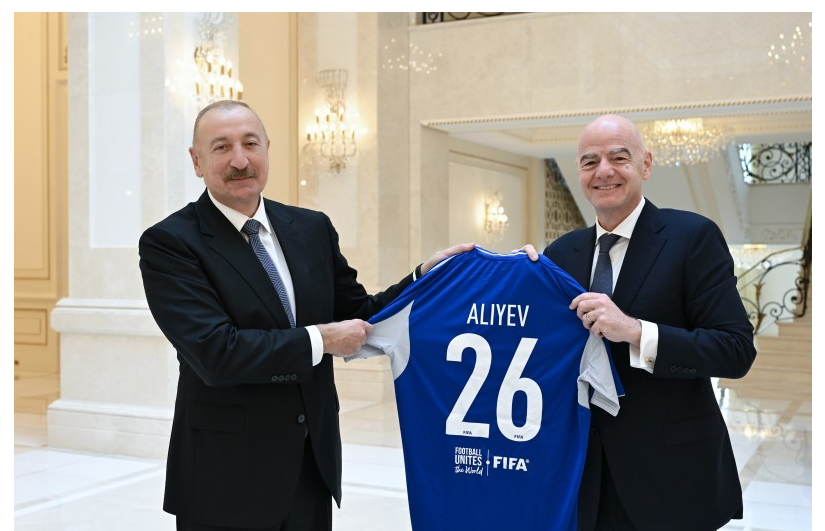 FIFA prezidenti İlham Əliyevə üzərində soyadı yazılmış forma və top hədiyyə etdi