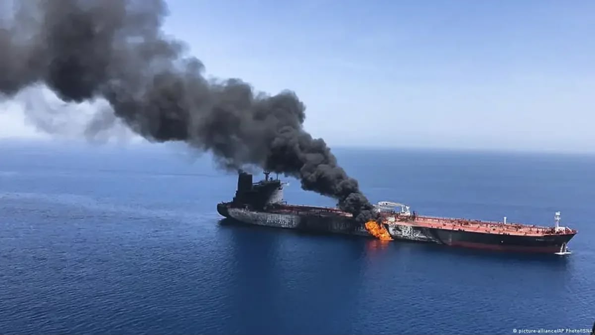 Hörmüz boğazında GƏRGİNLİK: Tankerə zərbə endirildi