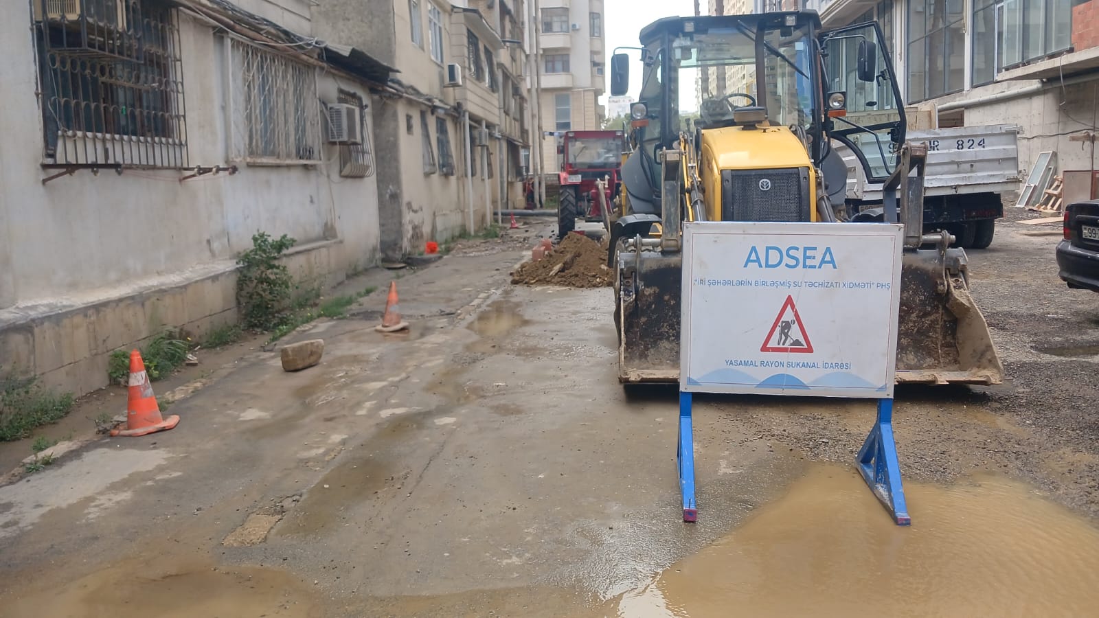 Bakıda içməli su xəttində qəza - Əraziyə texnika cəlb edildi