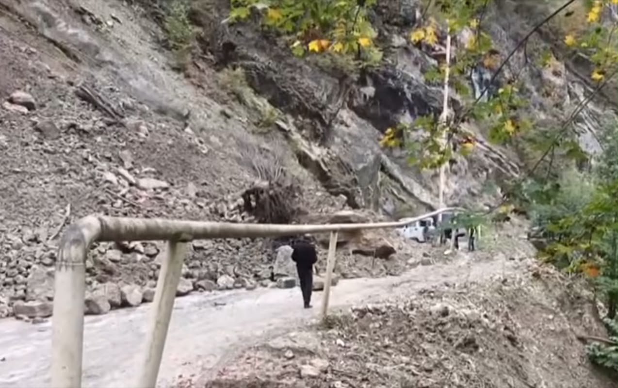 Quba-Xınalıq yolunda torpaq sürüşməsi - Hərəkət dayandı - VİDEO