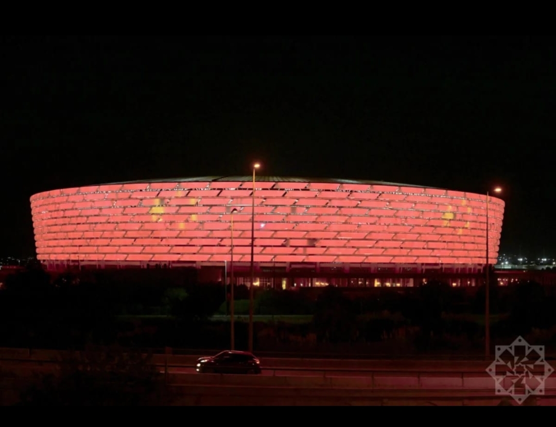 Olimpiya Stadionu Çin bayrağının rəngləri ilə işıqlandırılıb