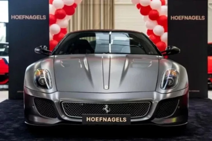 10 yaşlı oğluna 1,6 milyon dollarlıq Ferrari hədiyyə etdi