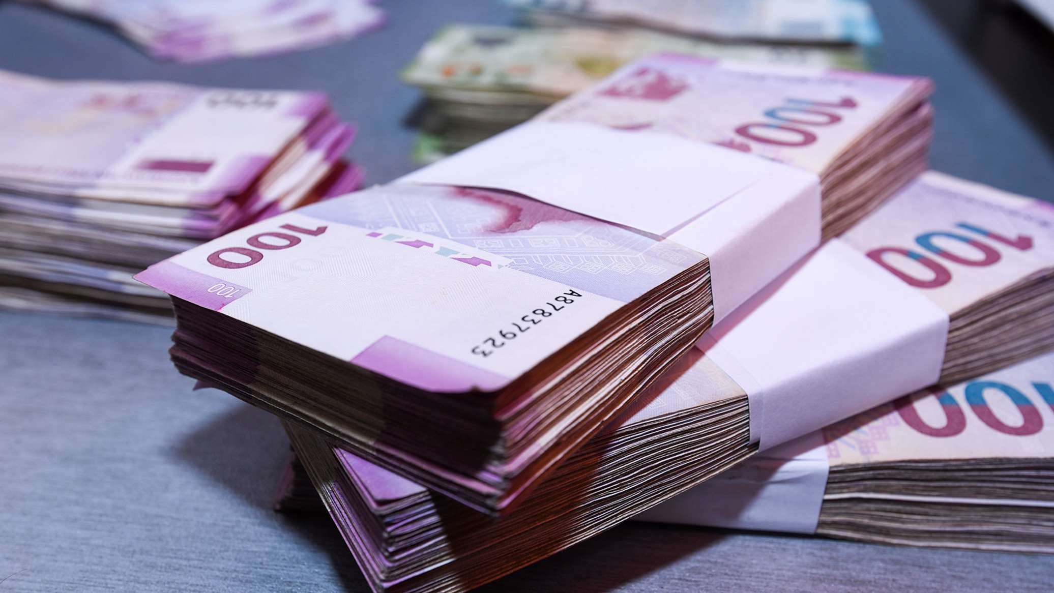 Manatın məzənnəsi xarici valyutaları üstələdi