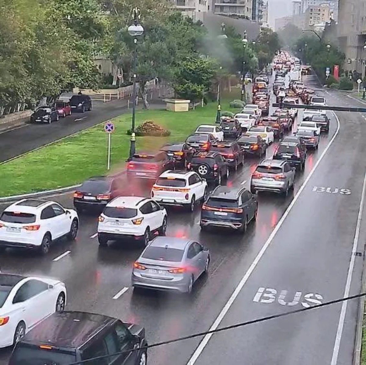 Bakıda 19 istiqamətdə tıxac yaranıb