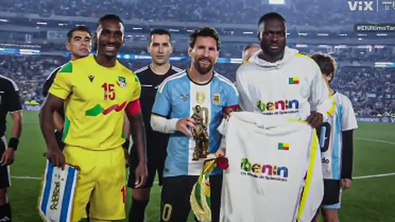 “Neftçi”nin futbolçusu Messiyə xüsusi hədiyyələr təqdim etdi