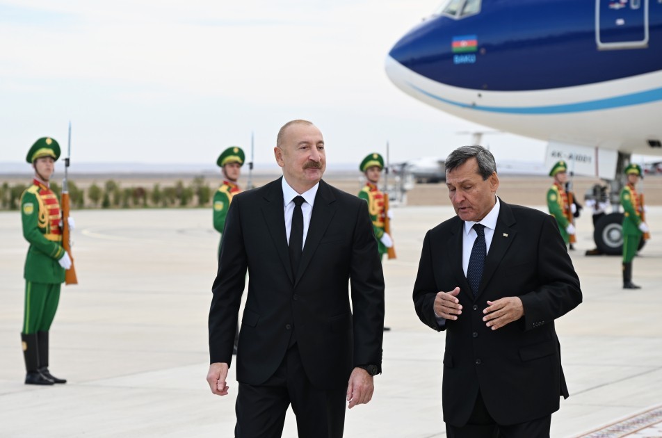 İlham Əliyev Türkmənistana işgüzar səfərə gəlib - FOTOLAR