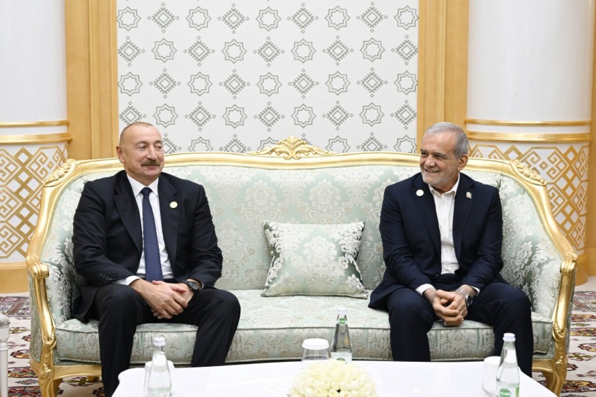 İlham Əliyevin İran Prezidenti ilə görüşü keçirilir - FOTOLAR