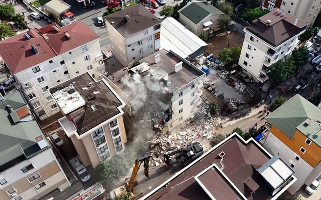 İstanbulda çökmüş bina ilə bağlı maraqlı fakt - Foto