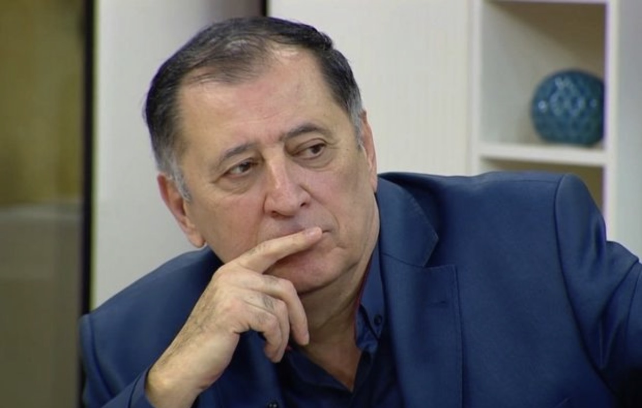 “Başqaları da dəbilqə, nizə və ya əncir yarpağı ilə məktəbə gəlsə, necə görünər?”
