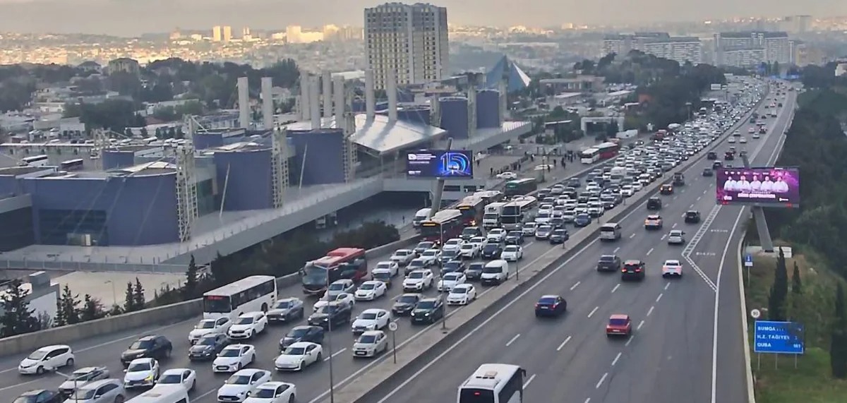 Bakının bir sıra yollarında nəqliyyatın sıxlığı müşahidə olunur