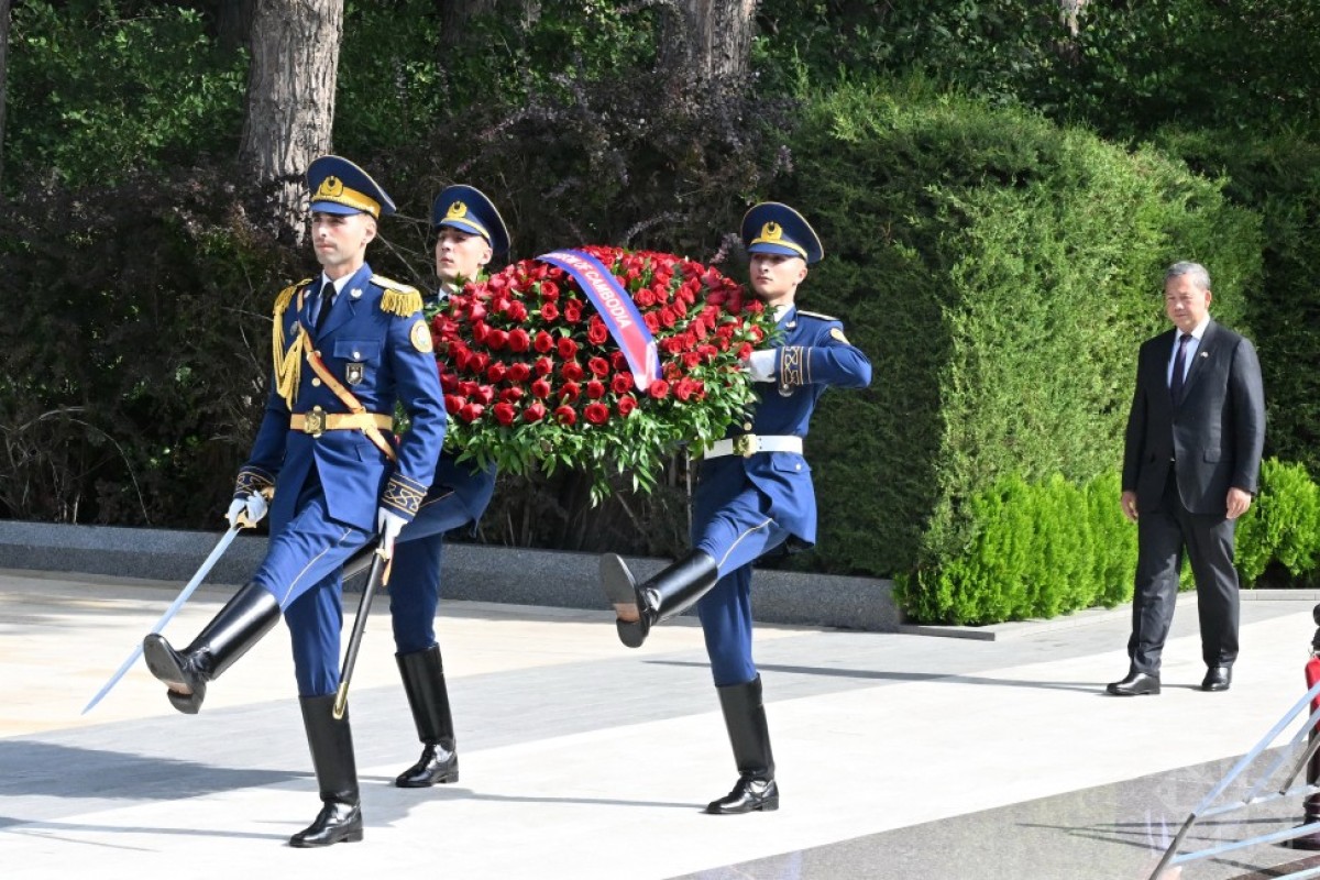Kambocanın Baş naziri Ümummilli Lider Heydər Əliyevin məzarını ziyarət edib