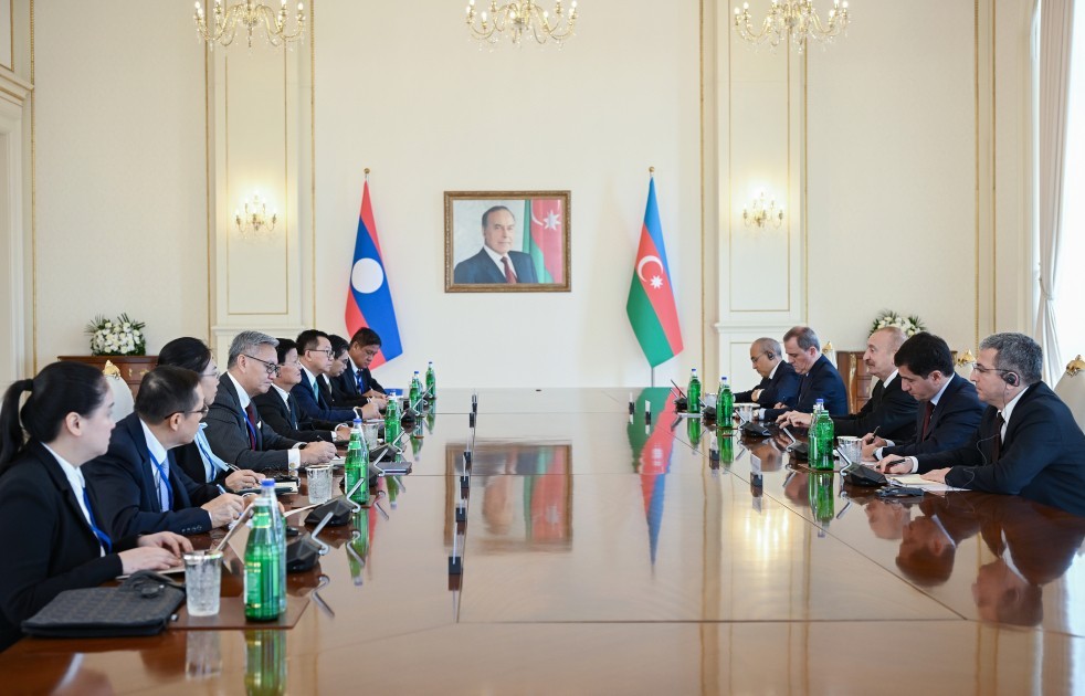 İlham Əliyevin Laos Prezidenti ilə geniş tərkibdə görüşü olub - FOTOLAR