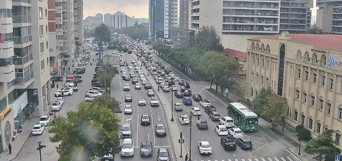 Bakının bir çox yollarında tıxac yaranıb