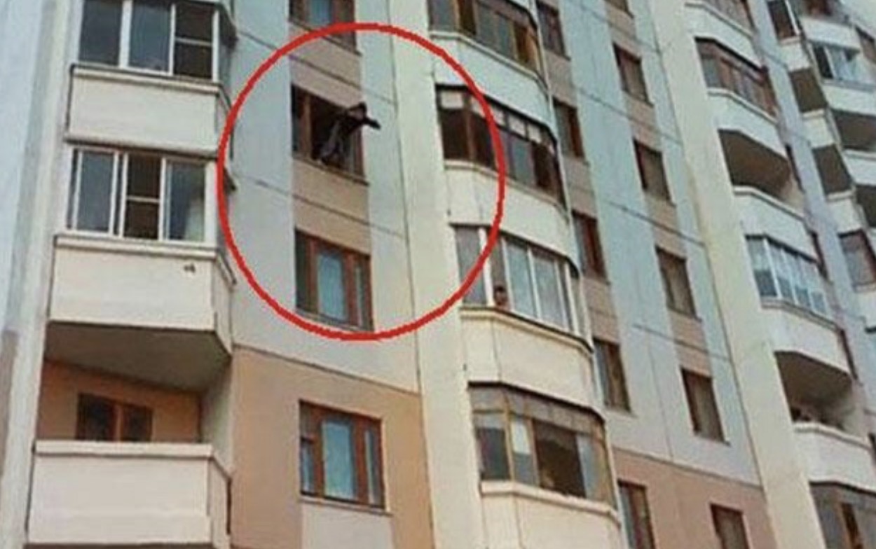 Gənc oğlan binadan yıxılıb öldü