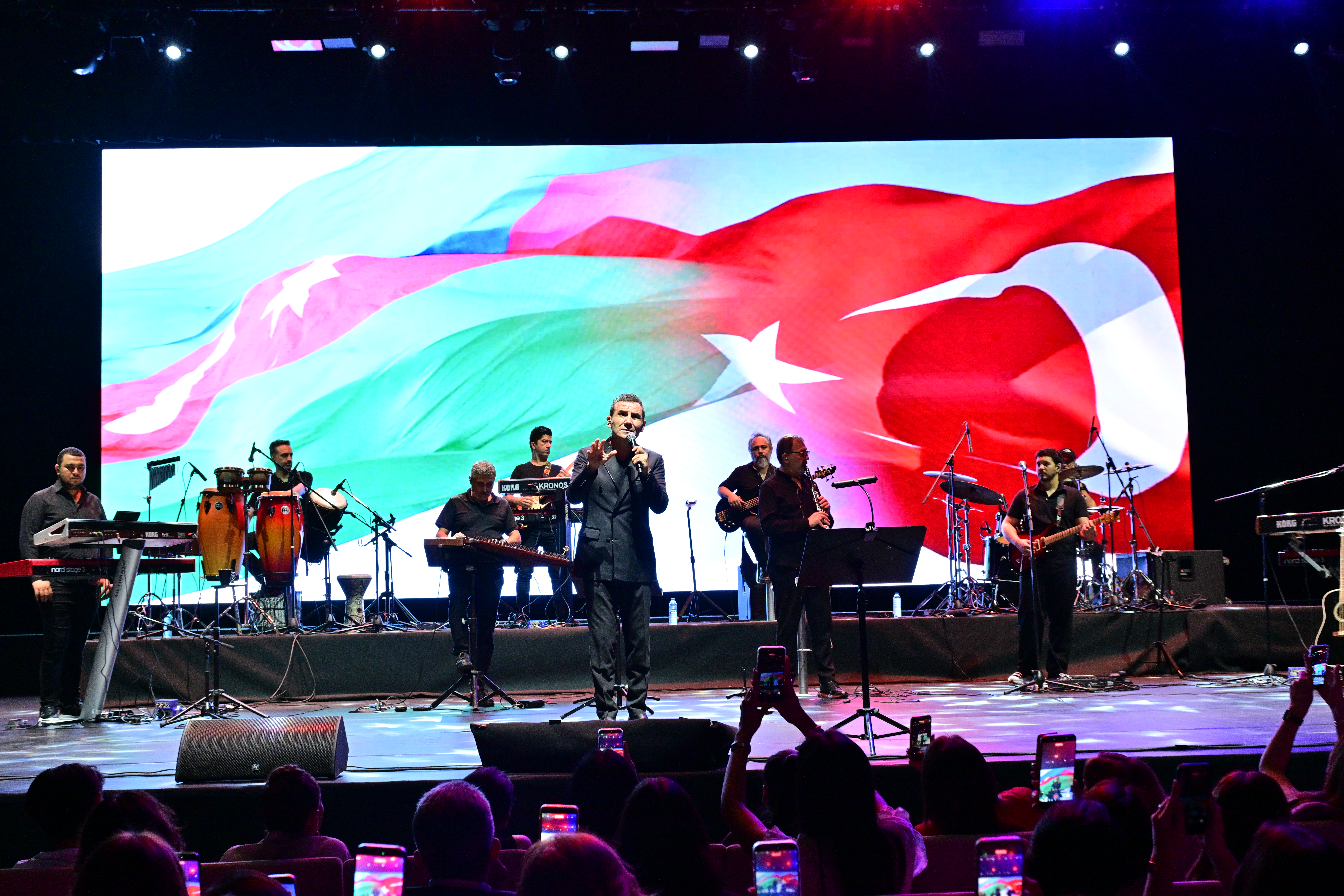Ferhat Göçer Eyyub Hüseynzadənin təşkil etdiyi konsertdə “Ey, Əziz Anam, Azərbaycan”ı oxudu – VİDEO