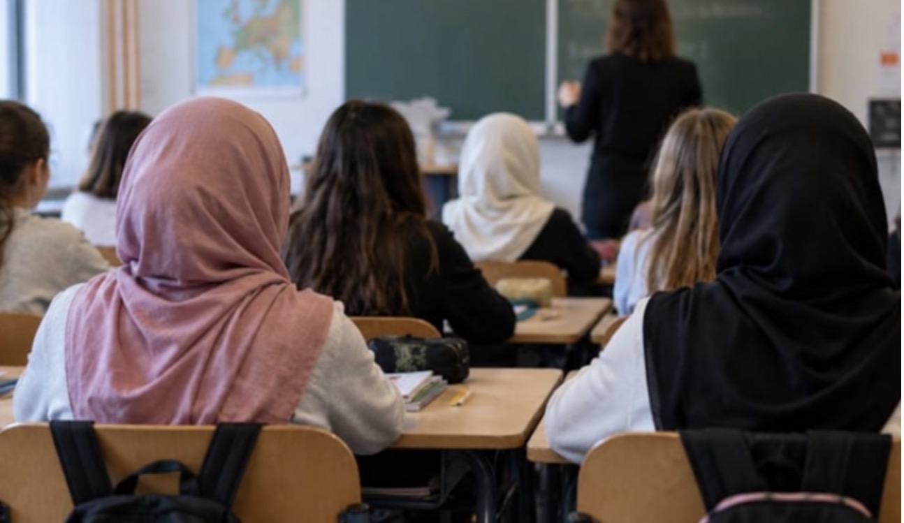 Türkiyə məktəblərində başörtüsü qadağası var