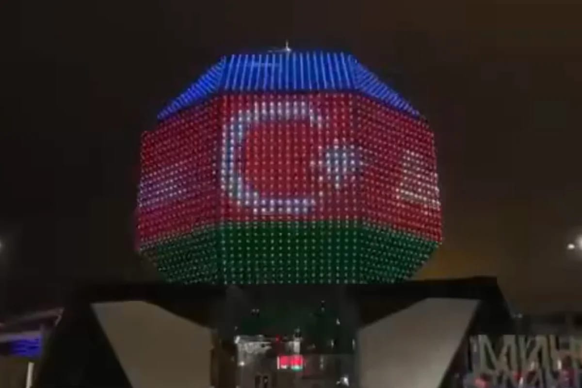 Belarus Milli Kitabxanasının binası Azərbaycan bayrağının rəngləri ilə işıqlandırılıb