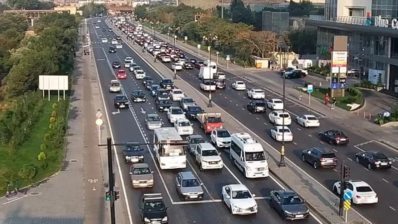 Bakının bir sıra yollarında nəqliyyatın sıxlığı müşahidə olunur
