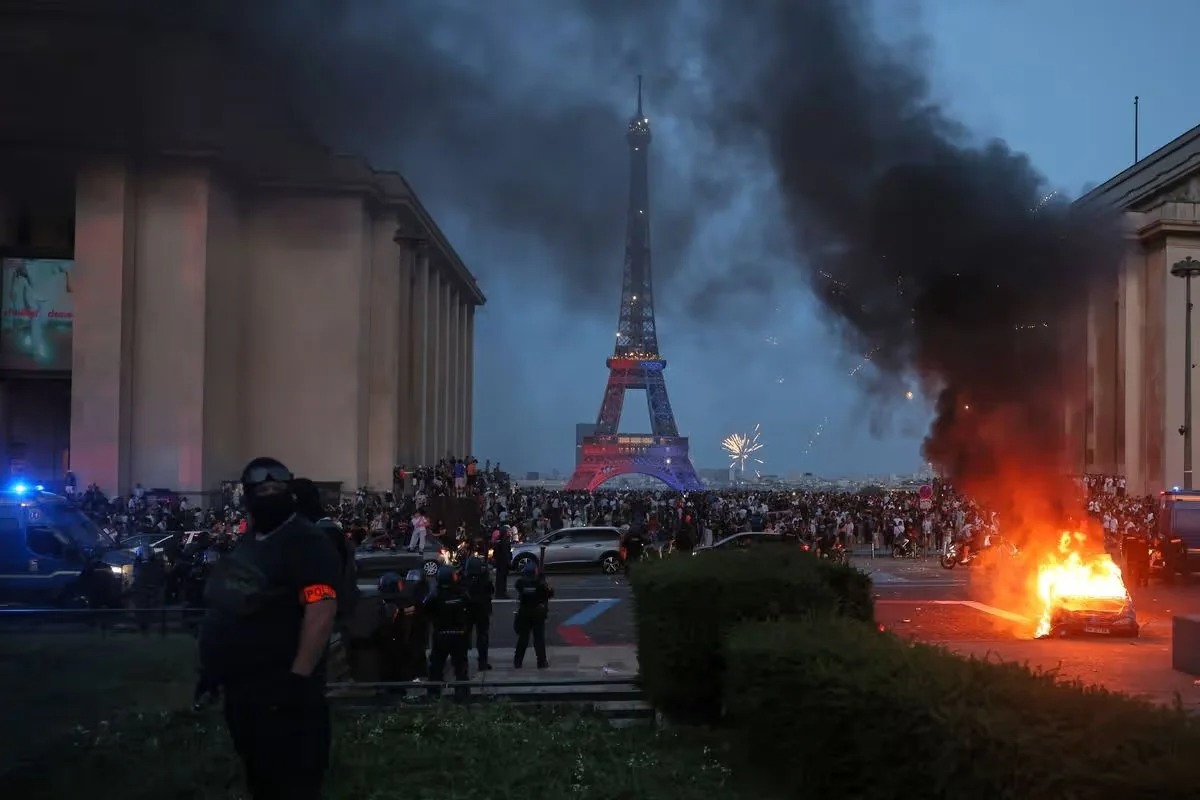 Parisdə komendant saatı uzadıldı