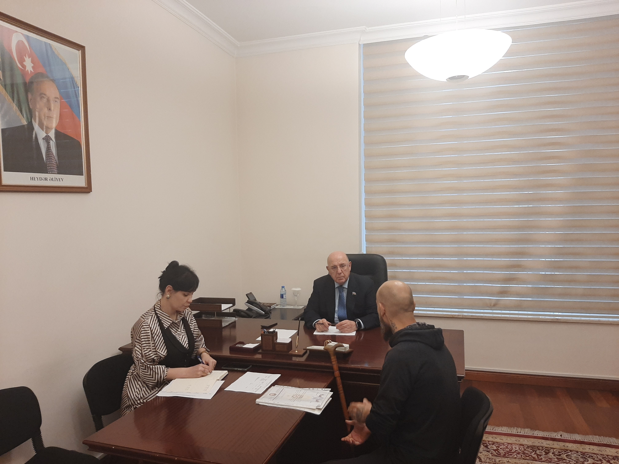 Əhliman Əmiraslanov vətəndaşların müraciətlərini dinləyib