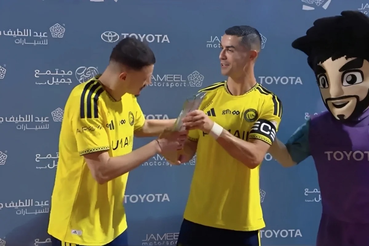 Ronaldo mükafatdan imtina etdi, komanda yoldaşına verdi