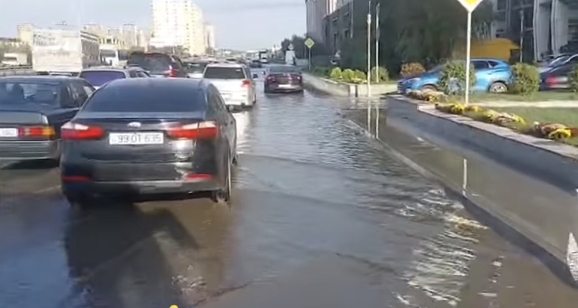 Abşeron Gənclər şəhərciyində yolu su basıb