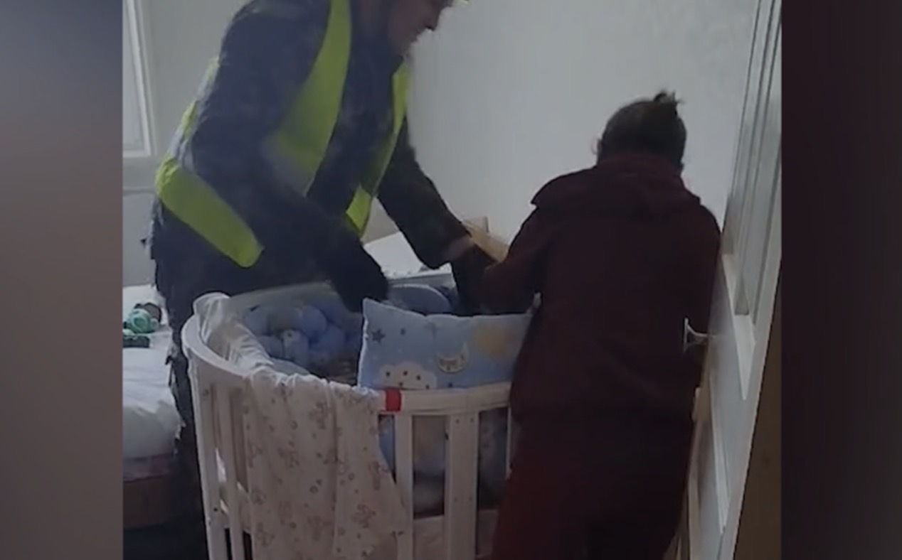 Köməksiz vəziyyətdə qalan 7 aylıq körpə xilas edildi