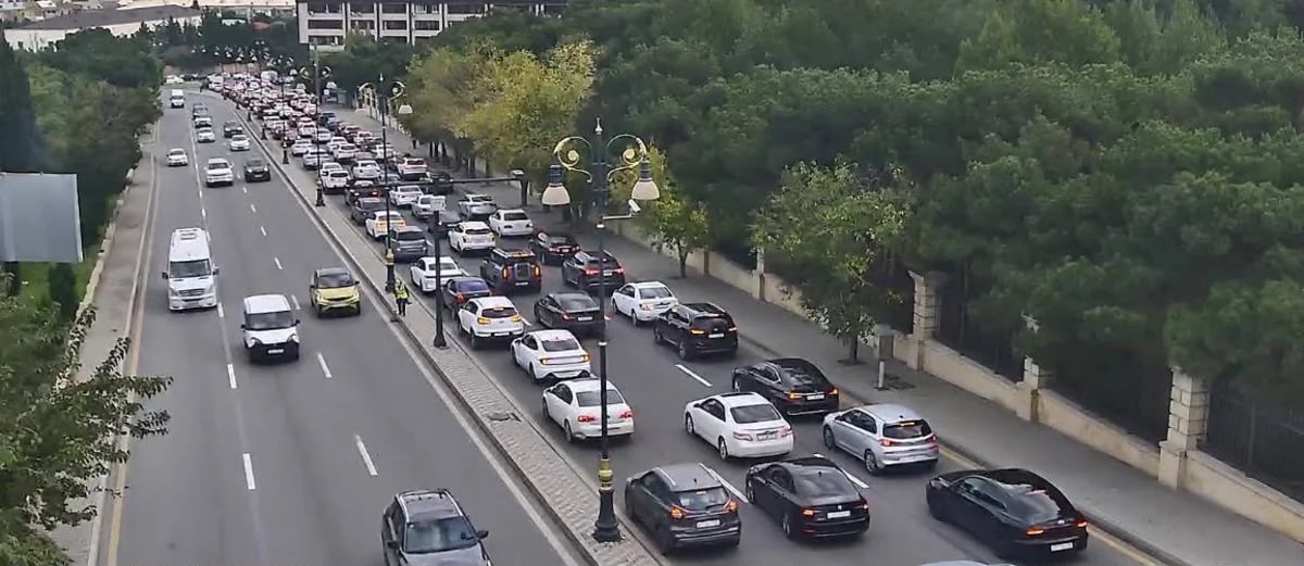 Həftənin ilk günü paytaxtın bəzi yollarında nəqliyyatın sıxlığı yaranıb