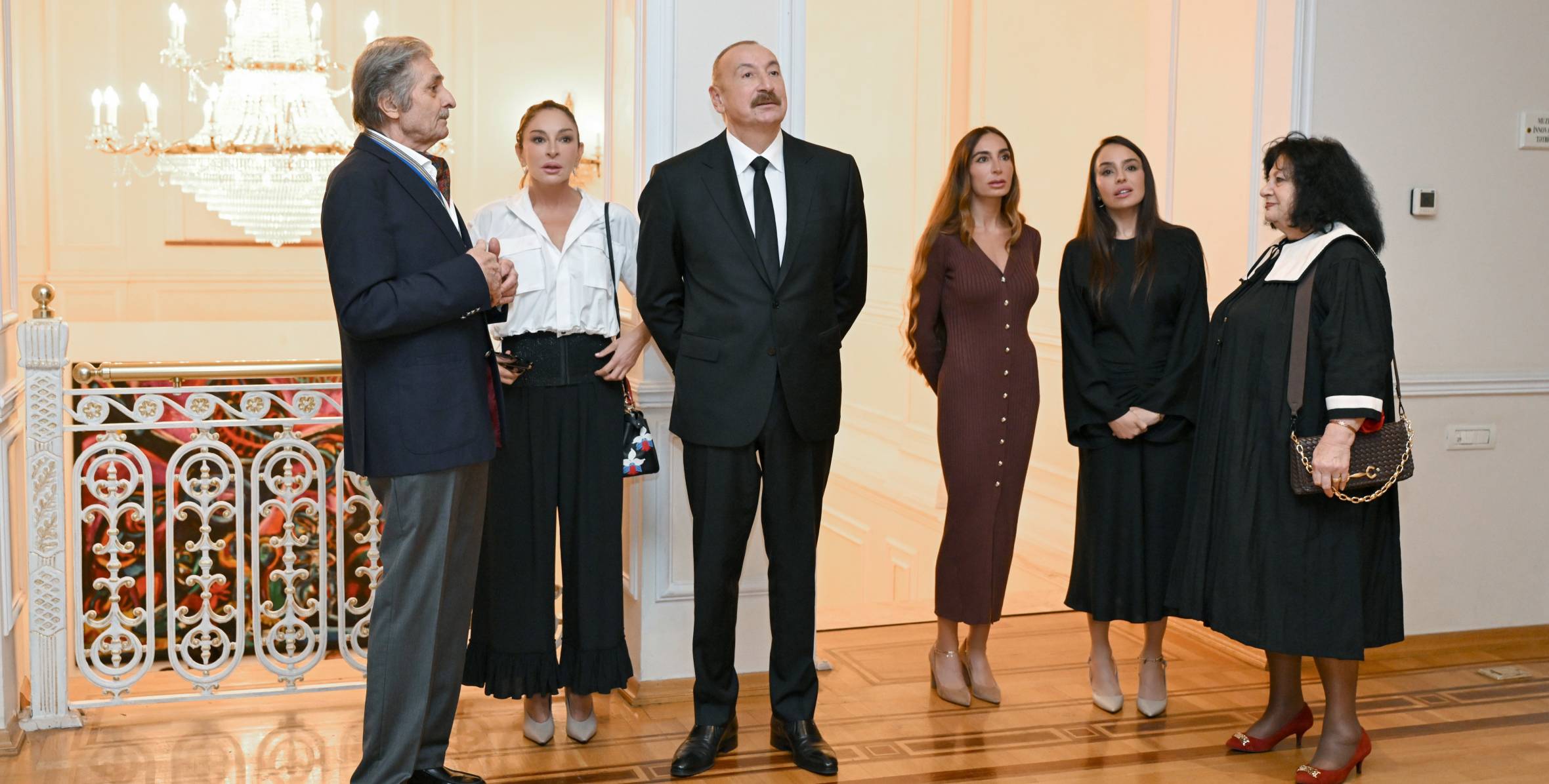 Prezident və ailə üzvləri sərgi ilə tanış oldu - FOTOLAR
