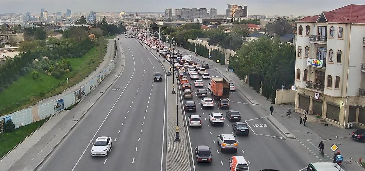 Bakının bir sıra yollarında nəqliyyatın sıxlığı yaranıb