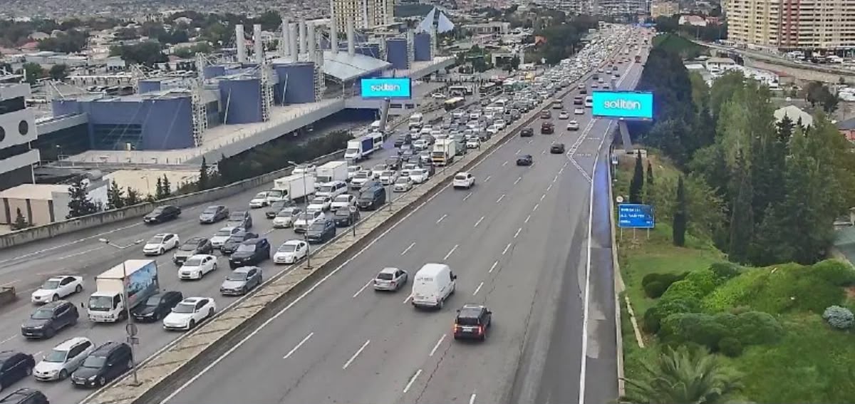 Bakının bir sıra yollarında nəqliyyatın sıxlığı yaranıb