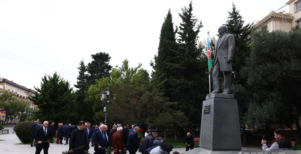 Milli Məclisin deputatları Atatürkün Bakıdakı abidəsini ziyarət ediblər