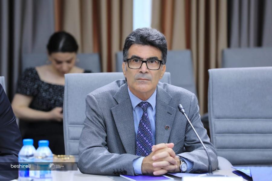 Məktəbdə jurnalistlərə hücum edən şəxsləri hansı cəza gözləyir?