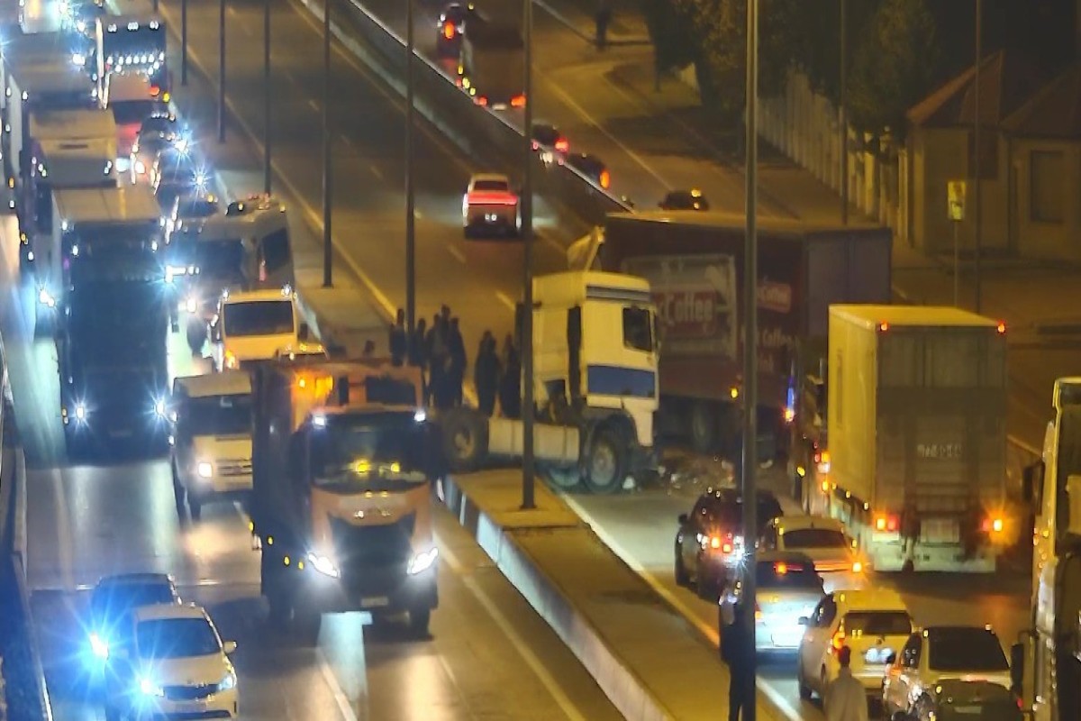 Bakıda yük avtomobilinin törətdiyi qəzadan sonra hərəkət bərpa olunub - YENİLƏNİB