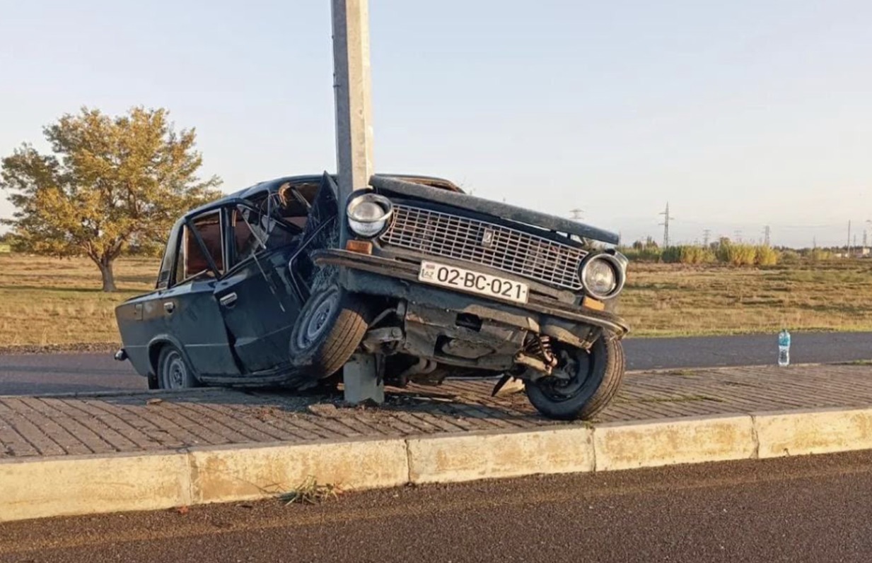 17 yaşlı oğlanın sürdüyü maşın elektrik dirəyinə çırpıldı - Foto