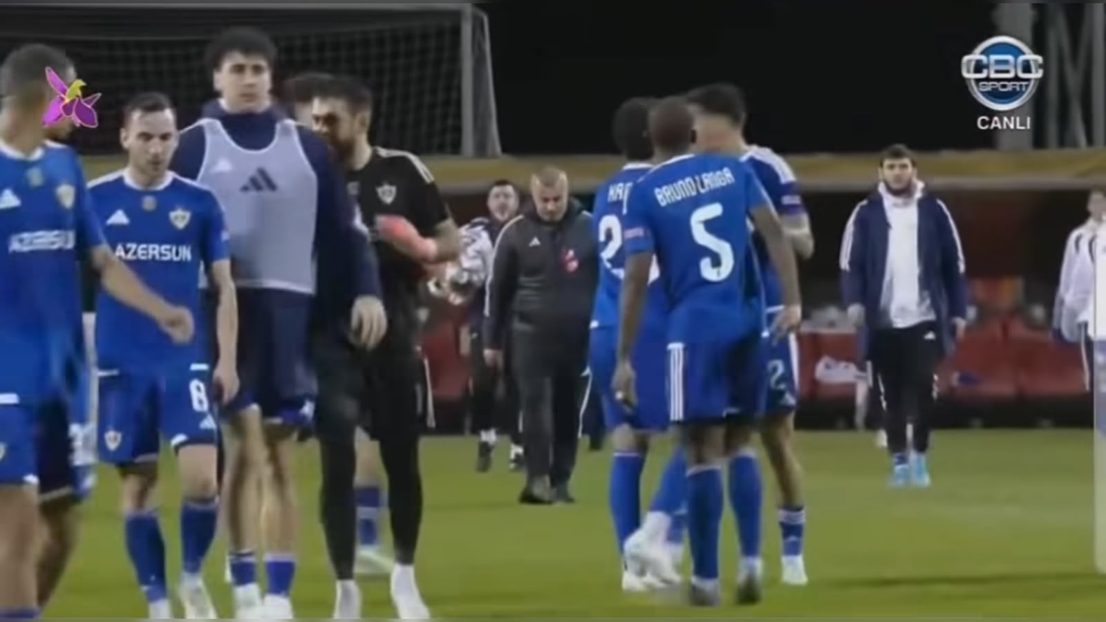 "Qarabağ"da gərgin anlar: Qurban Qurbanov iki futbolçunu oyundan çıxardı - Video